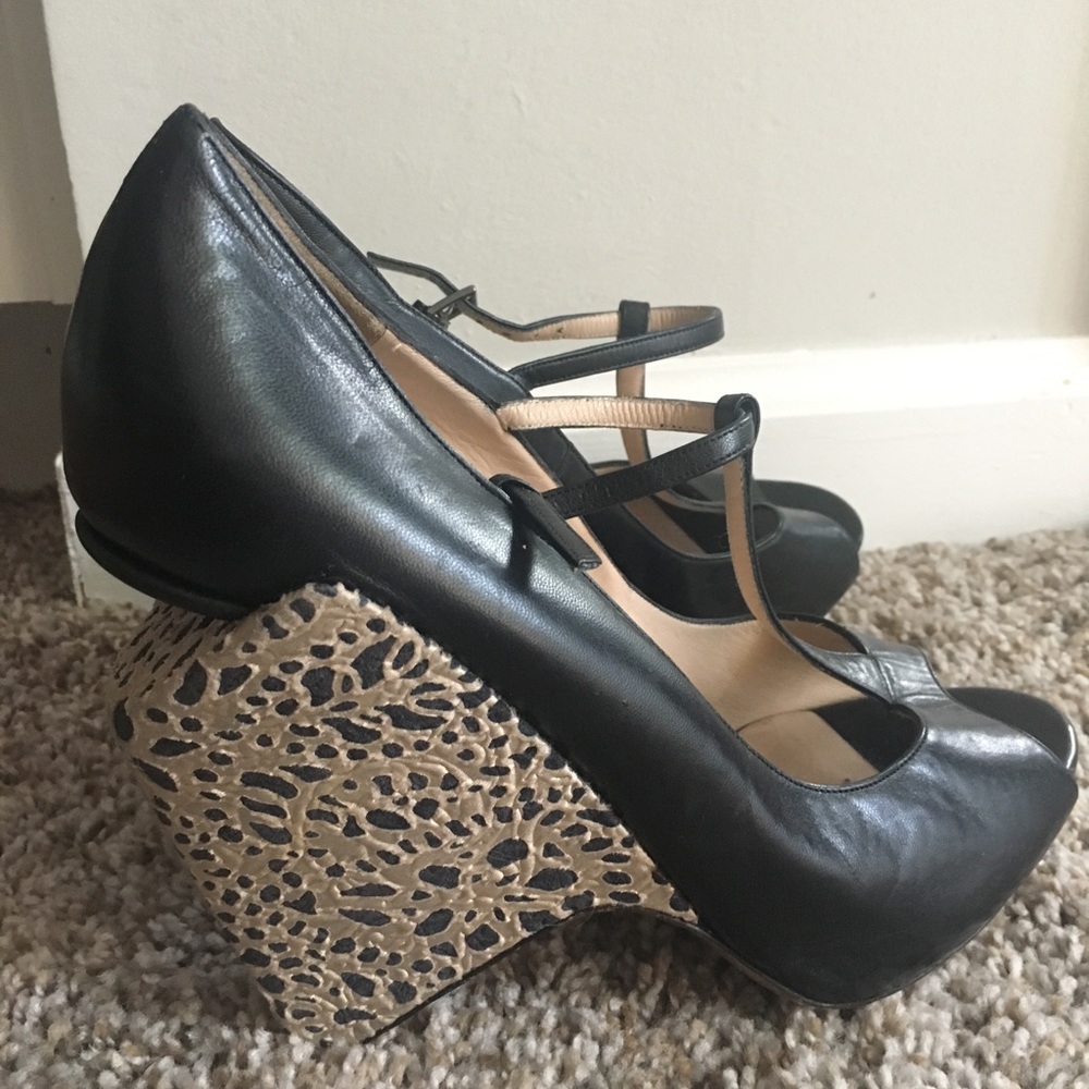 Nicholas Kirkwood Black/Gold Wedge Peep Toe Pumps